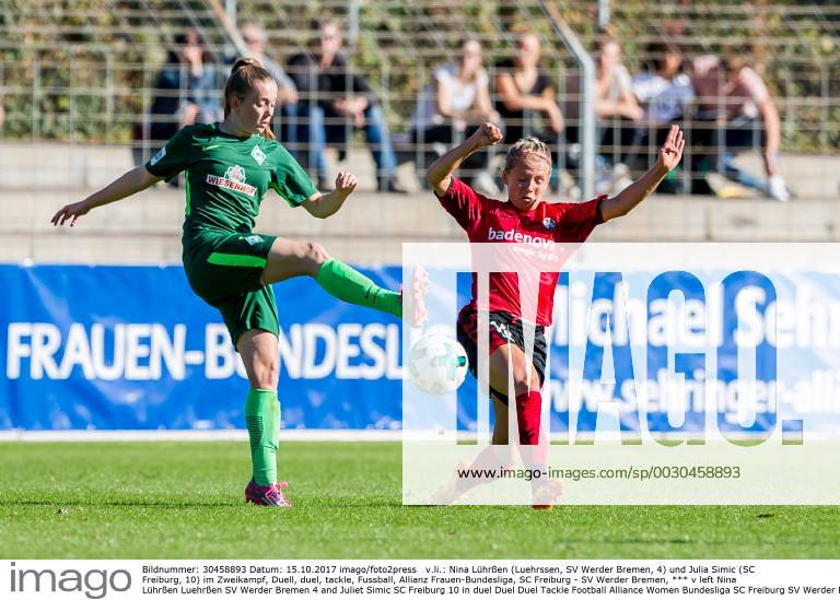 V.li.: Nina Lührßen (Luehrssen, SV Werder Bremen, 4) und Julia Simic (SC Freiburg, 10) im Zweikampf, Duell, duel, tackle, Fussball, Allianz Frauen-Bundesliga, SC Freiburg - SV Werder Bremen,