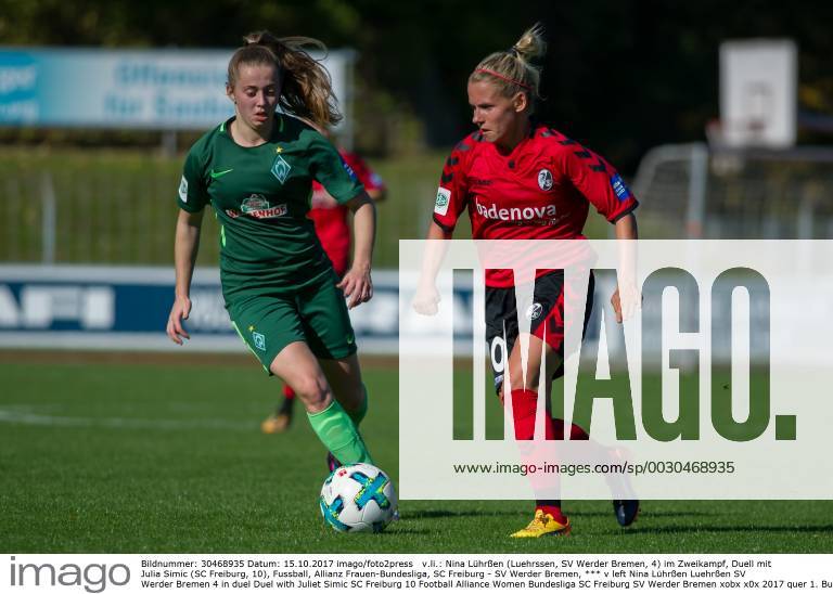 V.li.: Nina Lührßen (Luehrssen, SV Werder Bremen, 4) im Zweikampf, Duell mit Julia Simic (SC Freiburg, 10), Fussball, Allianz Frauen-Bundesliga, SC Freiburg - SV Werder Bremen,