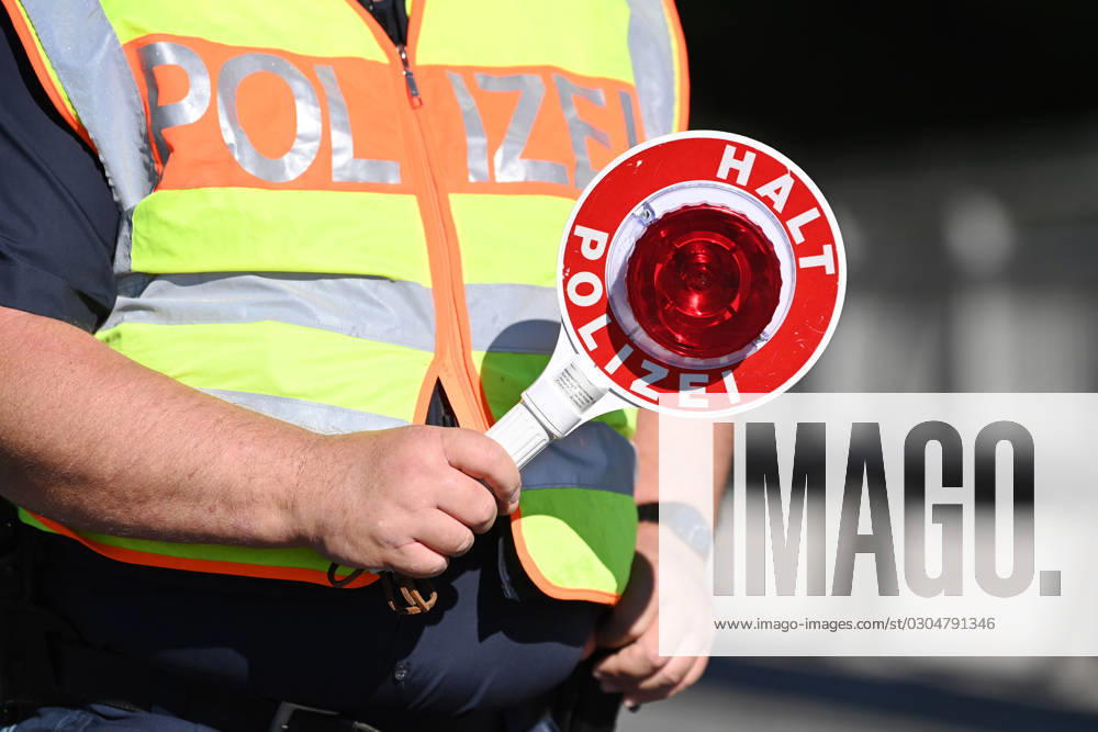 Themenfoto VERKEHRSKONTROLLE. HALT POLIZEI,Kelle,Polizeikelle,Close Up. Markus SOEDER (Ministerpraesident Bayern und CSU Vorsitzender), Joachim HERRMANN (Innenminister Bayern) und die Bayerische Grenzpolizei informieren über verstaerkten Grenzschutz am 20.09.2023. Kontrollstelle der Bayerischen Grenzpolizei auf der B 304,Saalbruecke bei Freilassing,