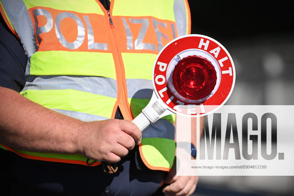 Themenfoto VERKEHRSKONTROLLE. HALT POLIZEI,Kelle,Polizeikelle,Close Up. Markus SOEDER (Ministerpraesident Bayern und CSU Vorsitzender), Joachim HERRMANN (Innenminister Bayern) und die Bayerische Grenzpolizei informieren über verstaerkten Grenzschutz am 20.09.2023. Kontrollstelle der Bayerischen Grenzpolizei auf der B 304,Saalbruecke bei Freilassing,