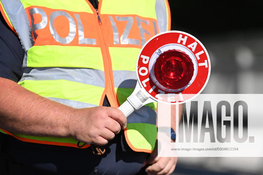 Themenfoto VERKEHRSKONTROLLE. HALT POLIZEI,Kelle,Polizeikelle,Close Up. Markus SOEDER (Ministerpraesident Bayern und CSU Vorsitzender), Joachim HERRMANN (Innenminister Bayern) und die Bayerische Grenzpolizei informieren über verstaerkten Grenzschutz am 20.09.2023. Kontrollstelle der Bayerischen Grenzpolizei auf der B 304,Saalbruecke bei Freilassing,