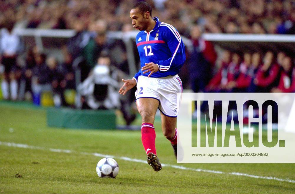 Thierry Henry (Frankreich) Fußball Länderspiel Herren Freundschaftsspiel 2001, Nationalmannschaft, Nationalteam, Nationaltrikot Einzelbild Stade de France Paris Dynamik,