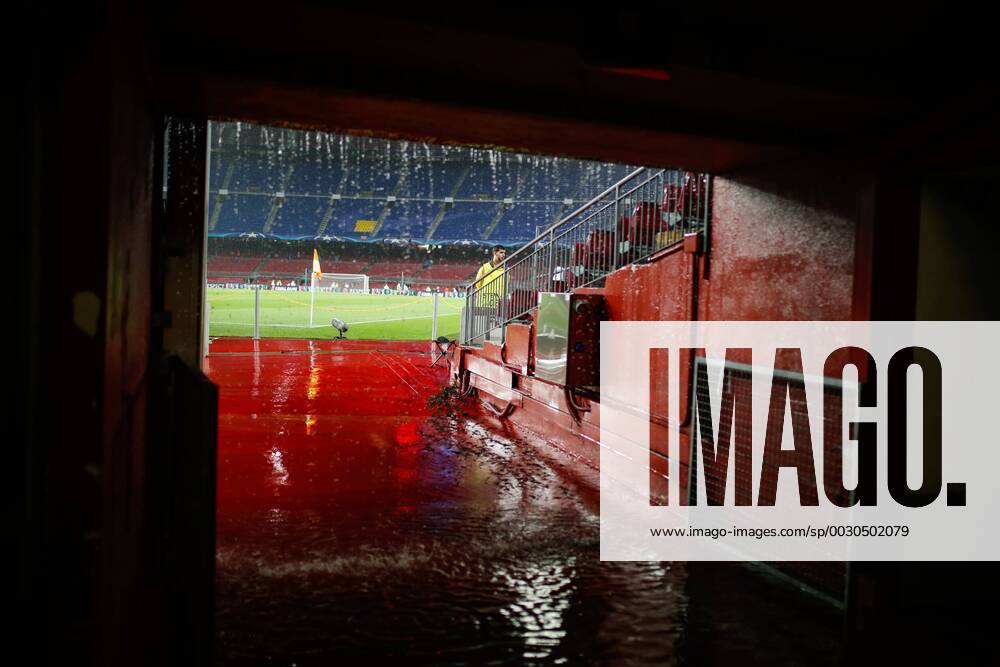 - SPORT Fußball, CL, Regen in Barcelona 18th October 2017, Camp Nou, Barcelona, Spain; UEFA Champions League, FC Barcelona Barca versus Olympiacos; Rain pours down on the stands and Camp Nou Stadium before the start of the match ActionPlus11941244