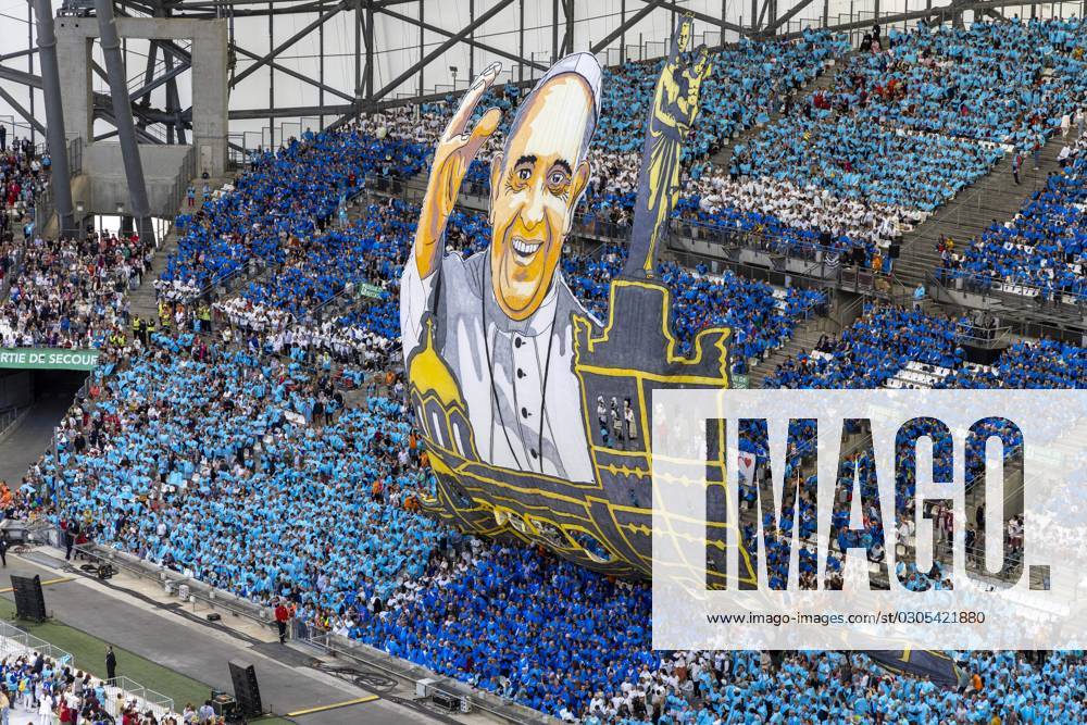 Visite du Pape Francois a Marseille ( Pope Francis ) PHOTOPQR LA PROVENCE Frederic SPEICH ; Marseille ; 23 09 2023 ; Tifo prepare par les supporters de l Olympique de Marseille a l occasion de la messe dirigee par le Pape FRANCOIS dans le Stade Velodrome Le souverain pontife effectue une visite de deux jours axee sur la Mediterranee et la migration Pool PQR Frederic Speich People during the celebrate mass of Pope at the Velodrome stadium, in the southern port city of Marseille on September 23, 2023.