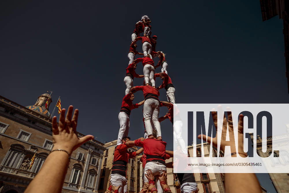 The Colla Jove Xiquets de Valls build a human tower during the Diada Castellera at Barcelona s city festival La Merce Barcelona Spain - ZUMAo105 20230923_fap_o105_065