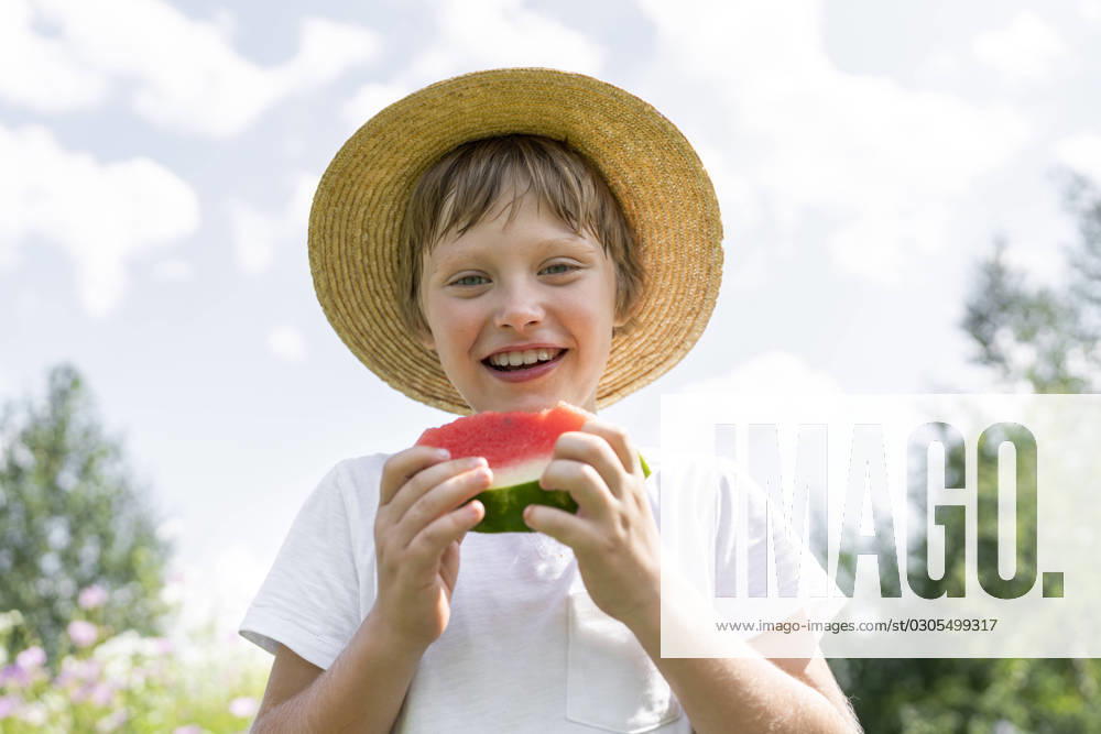 Happy boy standing with slice of watermelon model released, Symbolfoto, VBUF00369