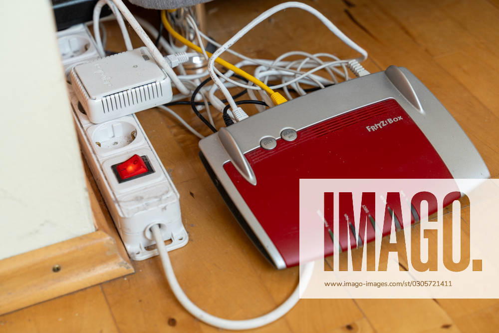 Ein Fritzbox Wlan Router in einer Wohnung. Internet und Konnektivität Konzept
