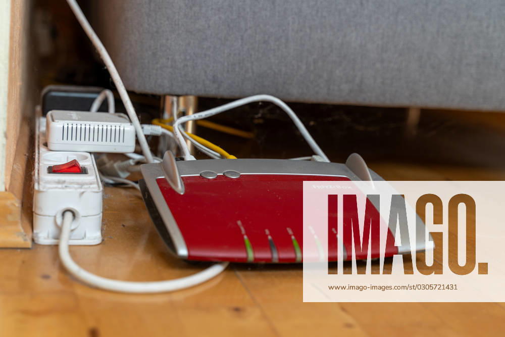 Ein Fritzbox Wlan Router in einer Wohnung. Internet und Konnektivität Konzept