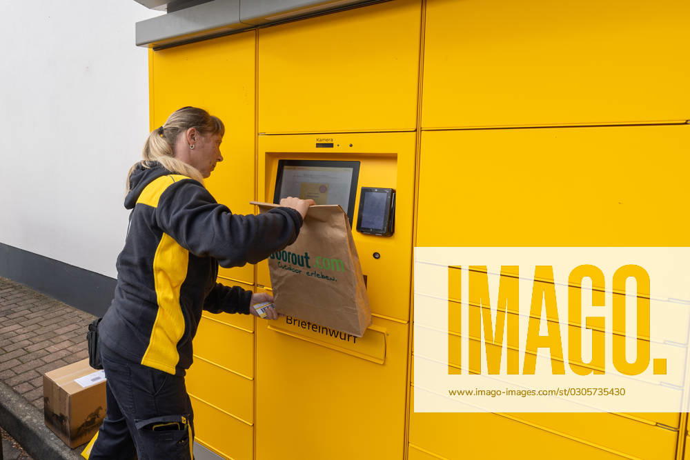 Pakete und Briefe in der Poststation Eine Postbotin scannt ein Paket (Retourensendungen) an einer Poststation im sächsischen Meissen ein. An diesem Standort können neben Pakete auch Briefe aufgegeben werden. Meissen Sachsen Deutschland