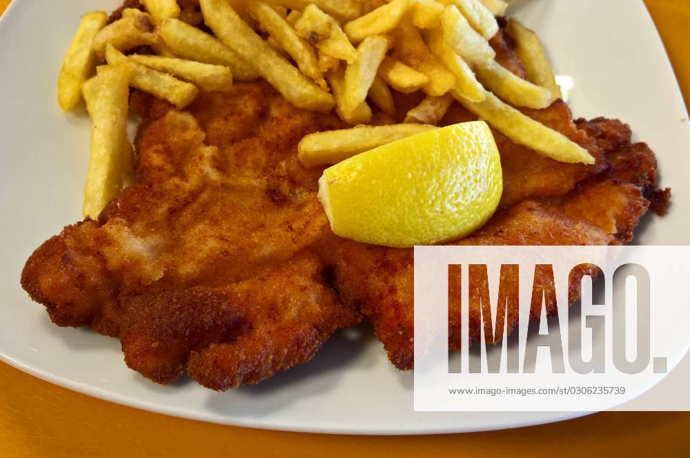 Wiener Schnitzel mit Pommes in der Kantine. Eine Kantine oder in der Schweiz ein Personalrestaurant, ist eine Gaststätte innerhalb eines Unternehmens oder einer öffentlichen Einrichtung, die der Verpflegung der Mitarbeiter mit vornehmlich warmen Mahlzeiten in den Arbeitspausen, in der Regel der Mittagspause, dient. In Österreich steht der Begriff Kantine auch für meist einfache gastronomische Einrichtungen an Sportplätzen, in denen Getränke und Imbissgerichte ausgegeben werden. Sie sind im Gegensatz zu Betriebskantinen allgemein für Besucher zugänglich