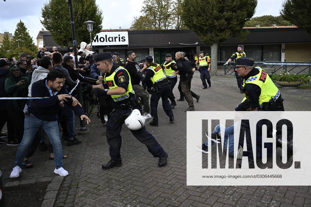 MALMÖ, SWEDEN 20230930 Police take action against counter-demonstrators as Salwan Momika holds a public rally on Saturday at Lorensborg Square in Malmö MALMÖ SWEDEN