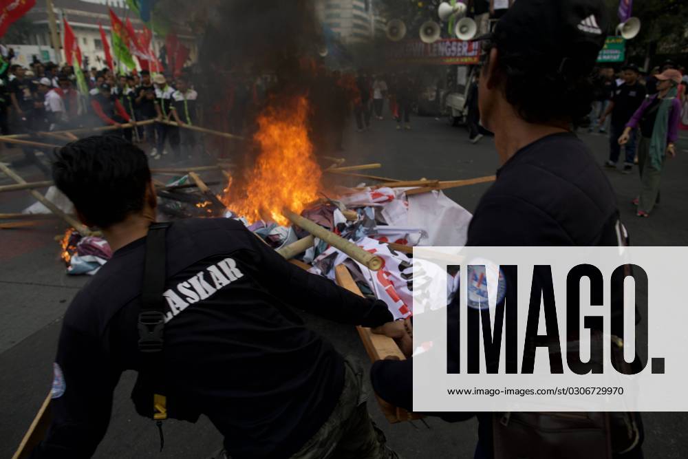 Jakarta, Indonesia , 02 october 2023 : Labour protest for the appeal of the omnibus law law at the constitutional court was rejected. With that the omnibus law still continue. Labour demonstration at merdeka street jakarta end with no success although they burnt some of the protesting tools. - ZUMAh128 20231002_zap_h128_004
