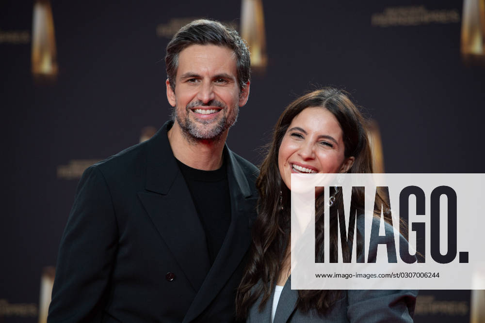 Tom BECK, Schauspieler, und Partnerin Chryssanthi KAVAZI, Roter Teppich, Red Carpet Show, Ankunft, arrival, Verleihung des Deutschen Fernsehpreises, Der Deutsche Fernsehpreis 2023, Deutscher Fernsehpreis 2023 in den MMC Studios Koeln, am 28.09.2023.