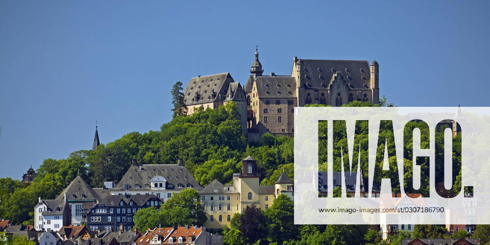 MR_Marburg_Stadtansicht_01.tif Das Landgrafenschloss ueber der Altstadt in Marburg an der Lahn, Hessen, Deutschland, Europa