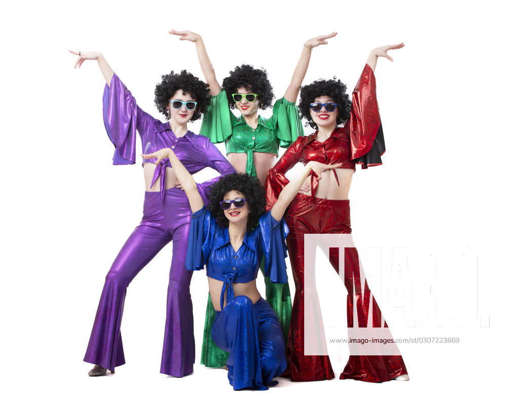 IMAGO Creative, Gesellschaft, Fasching A group of girls in colorful flared suits and afro wigs pose against a white background. Disco style from the eighties or seventies. A group of girls in colorful flared suits and afro wigs pose against a white background. Disco style from the eighties or seventies. ,model released, Symbolfoto