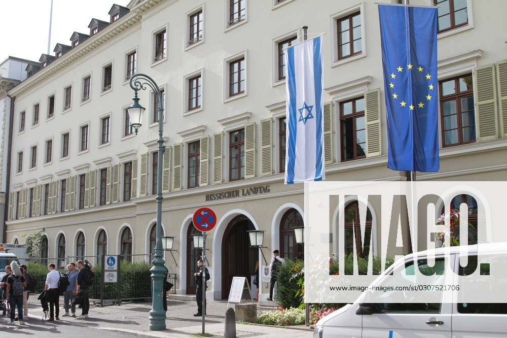 Wiesbaden, Hessen, Deutschland, 08.10.2023: Landtagswahl in Hessen: Das Parlament in Wiesbaden am Wahltag; vor dem Gebäude ist die Flagge von Israel gehisst