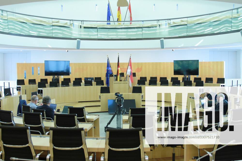 Wiesbaden, Hessen, Deutschland, 08.10.2023: Landtagswahl in Hessen: Das Parlament in Wiesbaden am Wahltag; hinter dem Rednerpult befinden sich Flagge der EU, von Deutschland sowie von Hessen