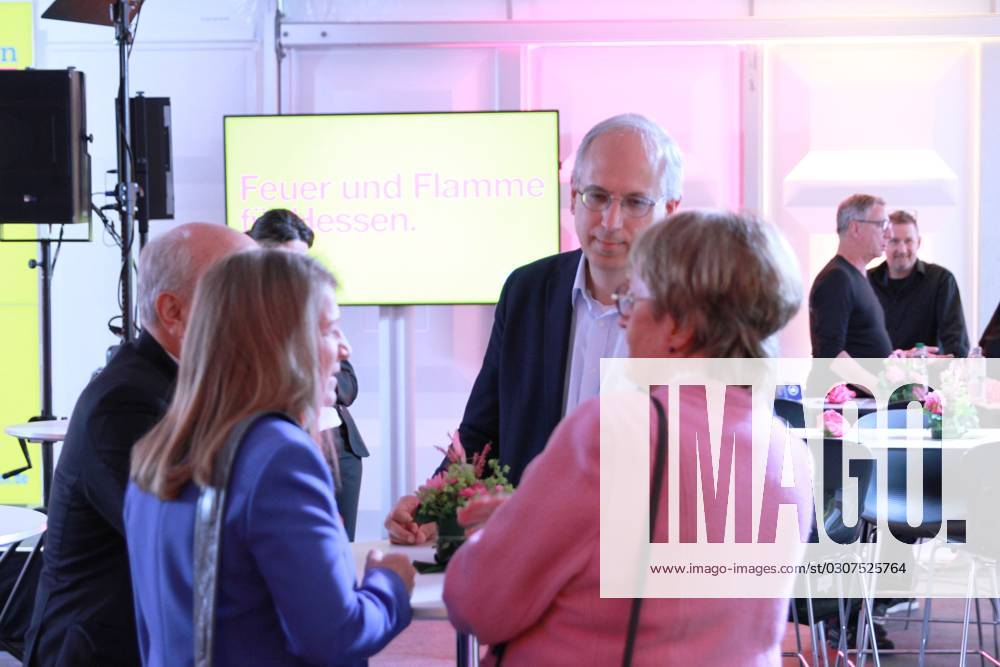 Wiesbaden, Hessen, Deutschland, 08.10.2023: Landtagswahl in Hessen: FDP-Wahlparty: Besucher wenige Minuten vor Bekanntgabe der 18-Uhr-Prognose