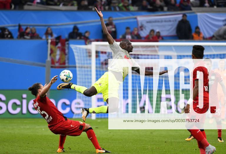 - SPORT BayArena Leverkusen 28.10.2017, 1. Fussball Bundesliga Saison 2017 18 10. Spieltag, Bayer 04 Leverkusen vs. 1.FC Köln (Koeln,Cologne) --- Sehrou Guirassy (Koeln) fliegt, links: Julian Baumgartlinger (LEV)