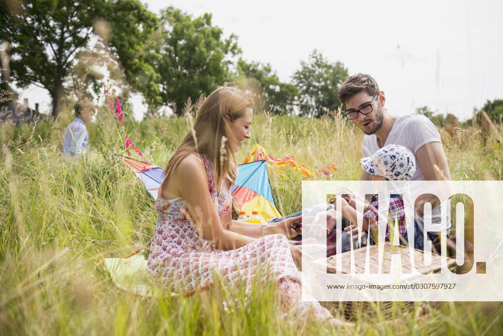 Family enjoying picnic in the countryside, Bavaria, Germany Germany CR_EDDR160709-01927-01 ,model released, Symbolfoto