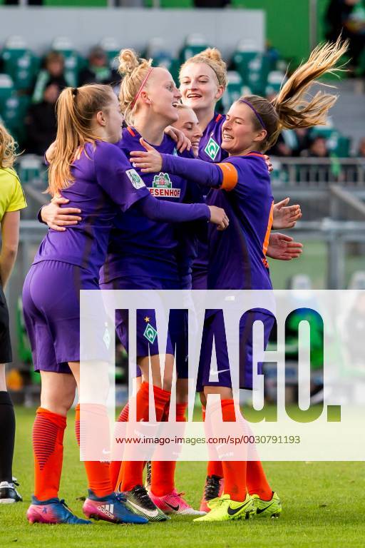 V.li.: Nina Lührßen (Luehrssen, SV Werder Bremen, 4), Lina Hausicke (SV Werder Bremen, 18), Cindy König (Koenig, SV Werder Bremen, 11), Verena Volkmer (SV Werder Bremen, 16) und Marie-Louise Eta (SV Werder Bremen, 6) beim Torjubel, Goal celebration, celebrate the goal, goal celebration, Jubeltraube, Fussball, Allianz Frauen-Bundesliga, VfL Wolfsburg - SV Werder Bremen,