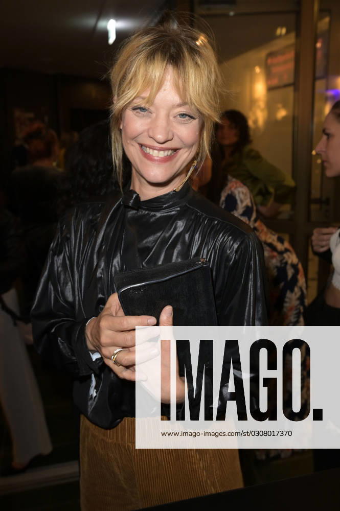 Heike Makatsch bei der Weltpremiere der Falling In Love Grand Show 2023 im Friedrichstadt-Palast. Berlin
