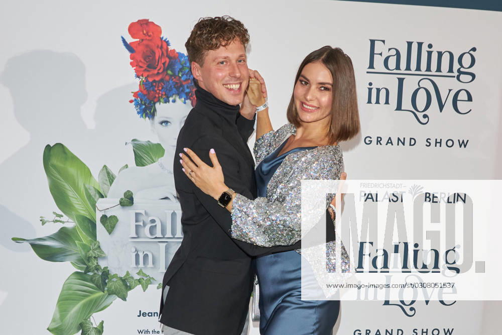 Valentin Lusin mit Ehefrau Renata Lusin (schwanger) - Weltpremiere der Grand Show FALLING IN LOVE im Friedrichstadt-Palast Berlin am 11.10.2023. Premiere - Grand Show FALLING IN LOVE