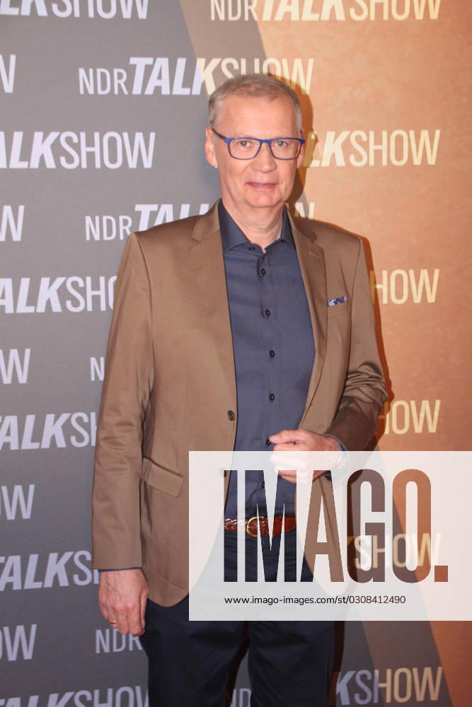 Günther Jauch bei der Aufzeichnung der 1000. NDR Talk Show im NDR Fernsehstudio Lokstedt. Moderiert wurde die 1000. Jubiläumssendung von Barbara Schöneberger und Hubertus Meyer-Burckhardt. Hamburg, der 13.10.2023 Günther Jauch bei der Aufzeichnung der NDR Talk Show im NDR Fernsehstudio Lokstedt., Hmburg-Lokstedt Hamburg Deutschland NDR Talk Show
