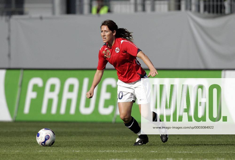 Lise Klaveness (Norwegen) am Ball Fußball Länderspiel Damen Freundschaftsspiel 2007, Test, Testspiel, Frauen, Frauenfußball, Nationaltrikot, Nationalteam Einzelbild Mainz Dynamik, Fußball Länderspiel Damen Freundschaftsspiel 2007, Test, Testspiel, Frauen, Frauenfußball, Nationaltrikot, Nationalteam Einzelbild Mainz Dynamik,
