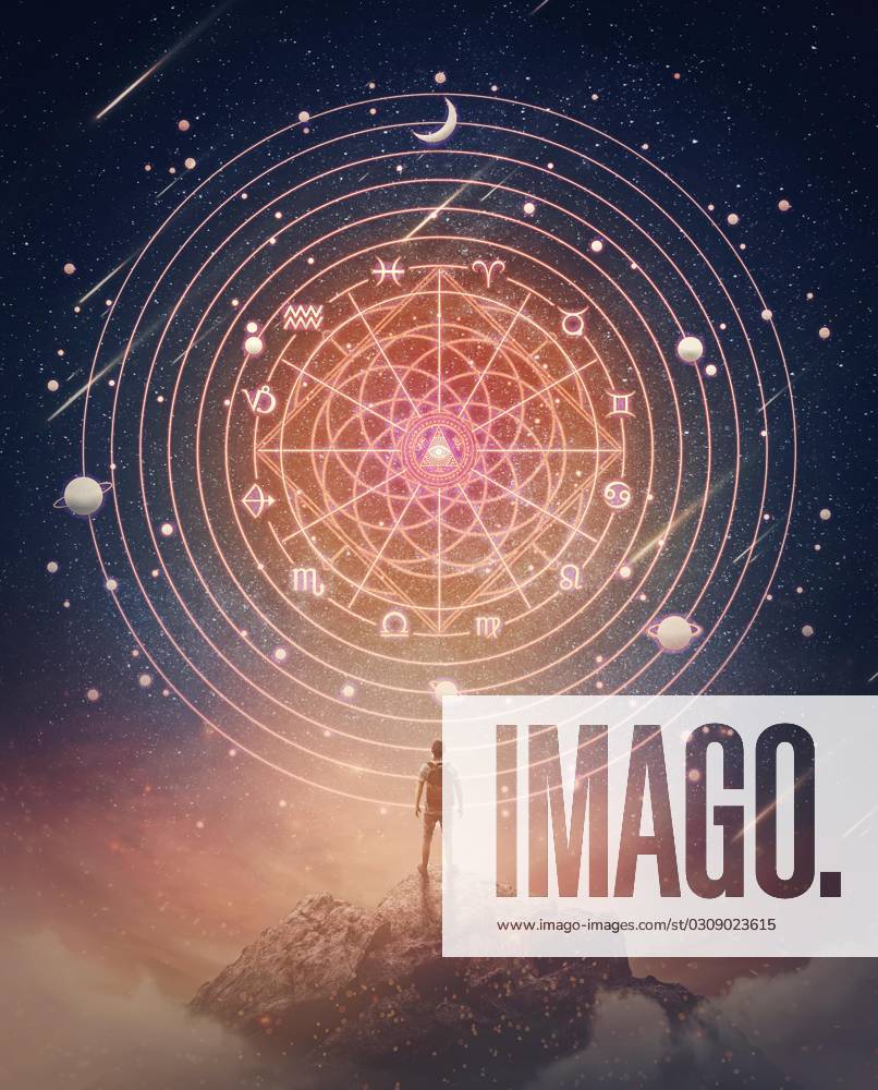 Wunderschöne Szene mit einer Person auf dem Gipfel eines Berges, die die astrologische Radprojektion auf den nächtlichen Sternenhimmel beobachtet. Tierkreiszeichen, magische Horoskop Symbole