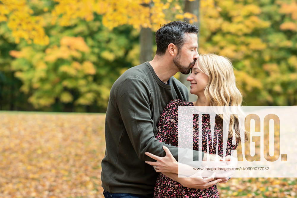 Husband embracing wife, kissing her forehead, eyes closed United States, Connecticut, Southington R_ASOG231017C-1263455-01 ,model released, Symbolfoto