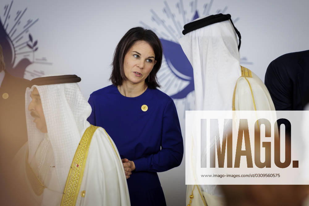 Annalena Baerbock (Buendnis 90 Die Gruenen), Bundesaussenministerin, und Tamim bin Hamad Al Thani, Emir von Katar, aufgenommen im Rahmen des Cairo Summit for Peace in Kairo, 21.10.2023. Kairo Aegypten