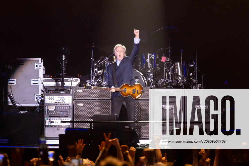 Bilder des Jahres 2023, Entertainment 10 Oktober Entertainment Themen der Woche KW42 October 21, 2023, Melbourne, Victoria, Australia: MELBOURNE, AUSTRALIA - OCTOBER 21: Paul McCartney performs during the Got Back Tour at Marvel Stadium on October 21, 2023 in Melbourne, Australia Melbourne Australia - ZUMAp121 20231021_zsp_p121_015