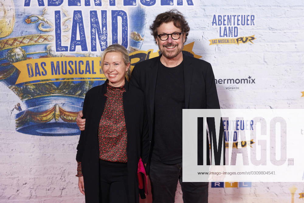 Musiker Eric Bazilian (The Hooters) und Frau Sarah Bazilian (l) bei der Premiere des PUR-Musicals Abenteuerland im Capitol Theater. Düsseldorf, 22.10.2023 NRW Deutschland