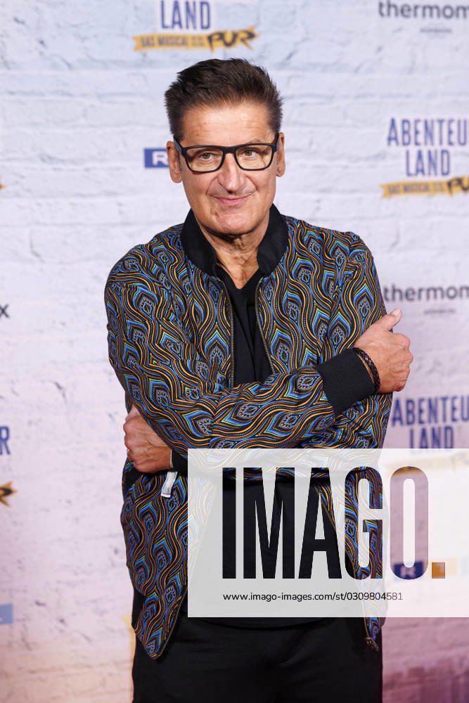 PUR-Sänger Hartmut Engler bei der Premiere des PUR-Musicals Abenteuerland im Capitol Theater. Düsseldorf, 22.10.2023 NRW Deutschland