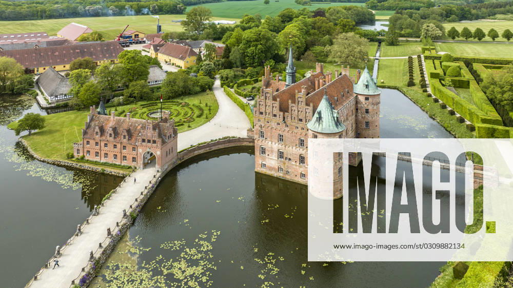 Denmark, Southern Denmark, Kvaerndrup, Aerial view of Egeskov Castle and surrounding park, Kvaerndrup Region Syddanmark Dänemark AMF09942