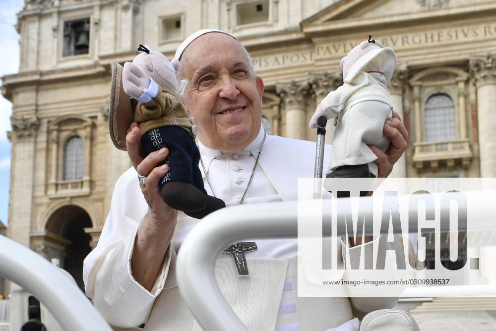 ITALY - POPE FRANCIS DURING HIS WEEKLY GENERAL AUDIENCE AT THE VATICAN - 2023 10 25 Italy, Rome, Vatican, 2023 10 25 .Pope Francis attends his weekly general audience in St. Peter s Square, at the Vatican Photograph by Vatican Media Catholic Press Photo VATICAN VATICAN