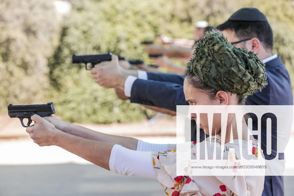 A woman trains at Caliber 3, an anti-terrorist academy that provides training for both security forces and civilians, in Efrat, Israel, 25 October 2023. Since the Hamas attack on October 07, the number of people going to these centers to acquire a weapon and learn how to handle it has increased considerably. Israel is encouraging its civilians to acquire weapons licenses, a strategy that has found an echo in the Israeli population, still traumatized by the massacre. Israel is encouraging its civilians to acquire weapons licenses !ACHTUNG: NUR REDAKTIONELLE NUTZUNG!