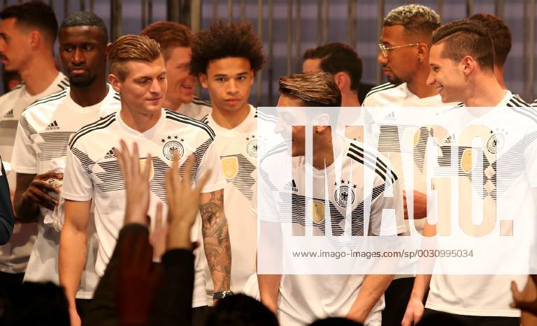 Fußball, DFB-Team präsentiert neues Trikot DFB und Die Mannschaft präsentieren WM- Trikot 2018 im THE BASE in Berlin, 07.11.17 DFB und Die Mannschaft präsentieren WM- Trikot 2018