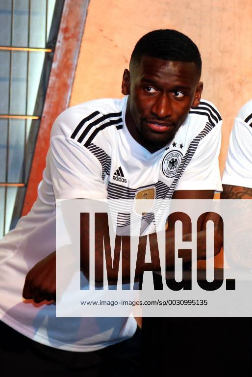 Fußball, DFB-Team präsentiert neues Trikot DFB und Die Mannschaft präsentieren WM- Trikot 2018 im THE BASE in Berlin, 07.11.17 Bild: Antonio Rüdiger DFB und Die Mannschaft präsentieren WM- Trikot 2018