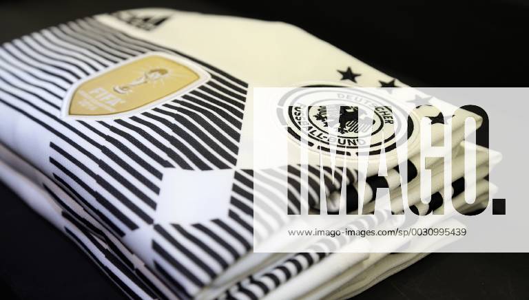 Fußball, DFB-Team präsentiert neues Trikot DFB und Die Mannschaft präsentieren WM- Trikot 2018 im THE BASE in Berlin, 07.11.17 Bild: Das neue WM - Trikot 2018 DFB und Die Mannschaft präsentieren WM- Trikot 2018
