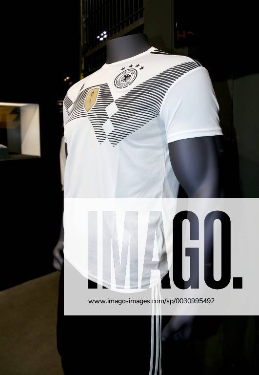 Fußball, DFB-Team präsentiert neues Trikot DFB und Die Mannschaft präsentieren WM- Trikot 2018 im THE BASE in Berlin, 07.11.17 Bild: Das neue WM - Trikot 2018 DFB und Die Mannschaft präsentieren WM- Trikot 2018