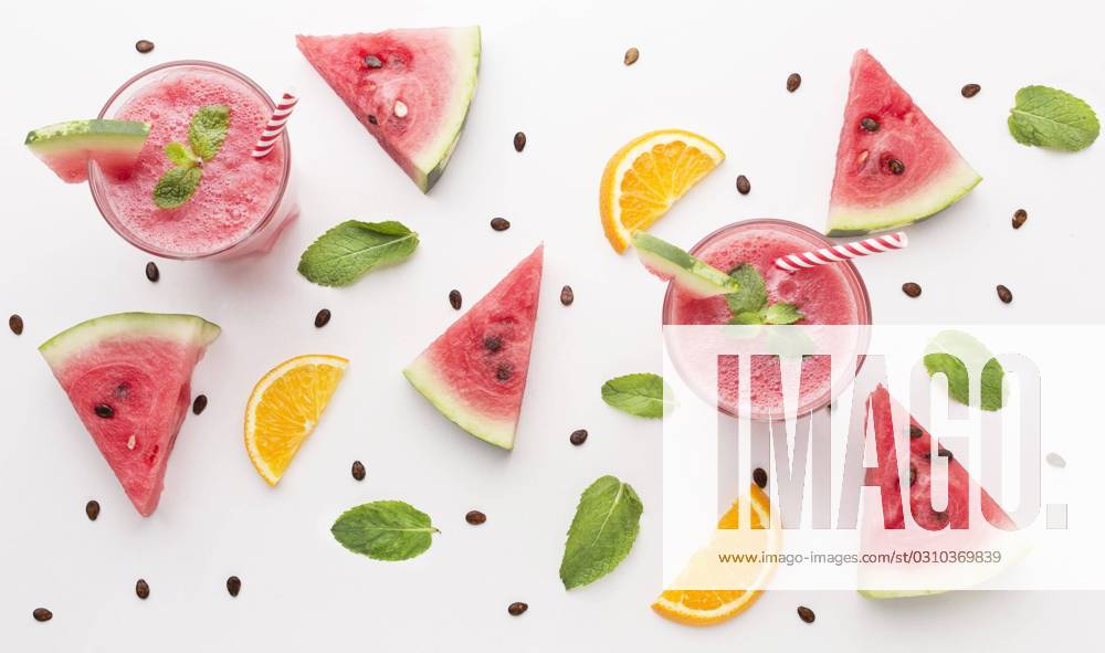 Hochkantige Wassermelonen Cocktailgläser mit Minzstrohhalmen