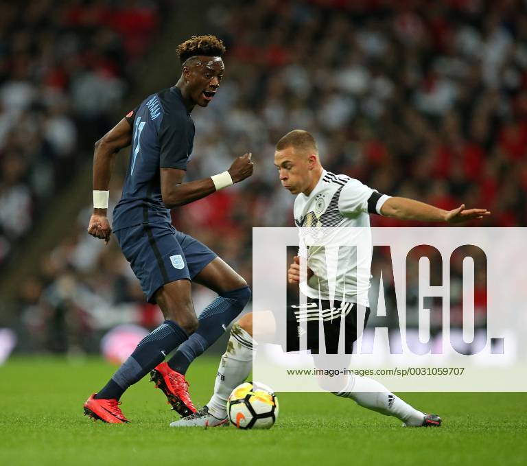 Fussball Länderspiel, England - Deutschland, in Wembley National Stadium London. v.l. Tammy Abraham (England) gegen Joshua Kimmich (Deutschland)