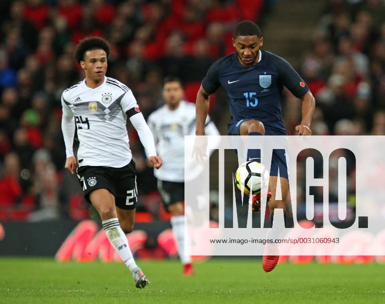 Fussball Länderspiel, England - Deutschland, in Wembley National Stadium London. v.l. Leroy Sane (Deutschland) gegen Joe Gomez (England)