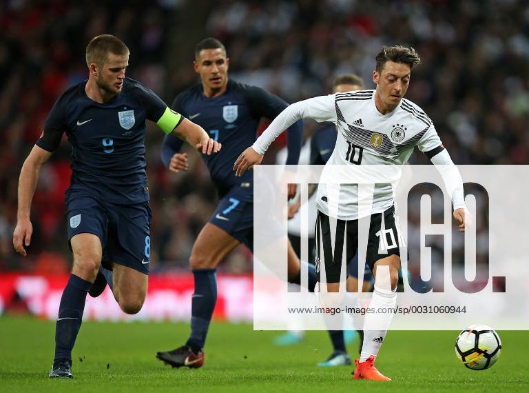 Fussball Länderspiel, England - Deutschland, in Wembley National Stadium London. v.l. Eric Dier (England) und Jake Livermore (England) gegen Mesut Özil (Deutschland)
