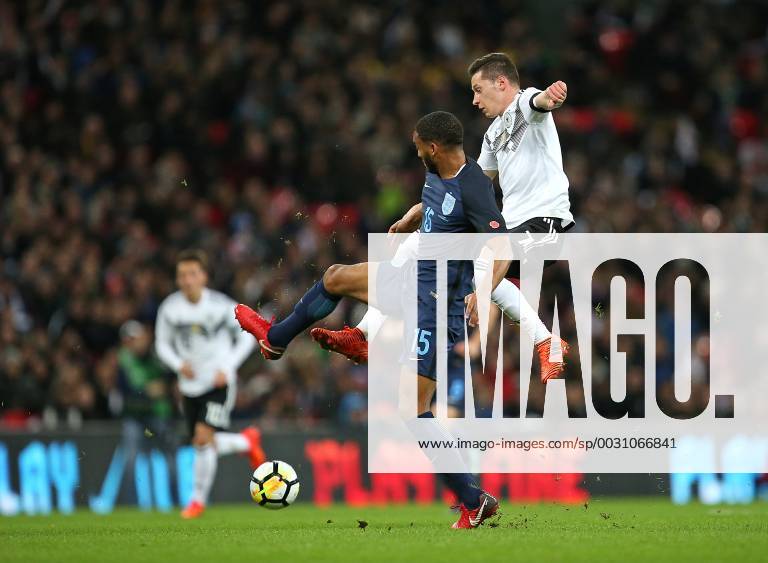 Fussball Länderspiel, England - Deutschland, in Wembley National Stadium London. v.l. Joe Gomez (England) gegen Julian Draxler (Deutschland)
