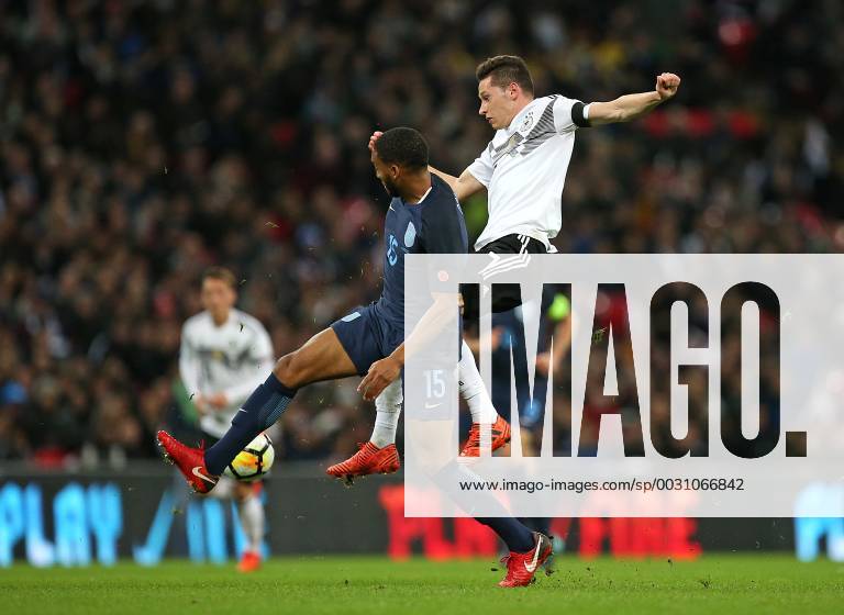 Fussball Länderspiel, England - Deutschland, in Wembley National Stadium London. v.l. Joe Gomez (England) gegen Julian Draxler (Deutschland)