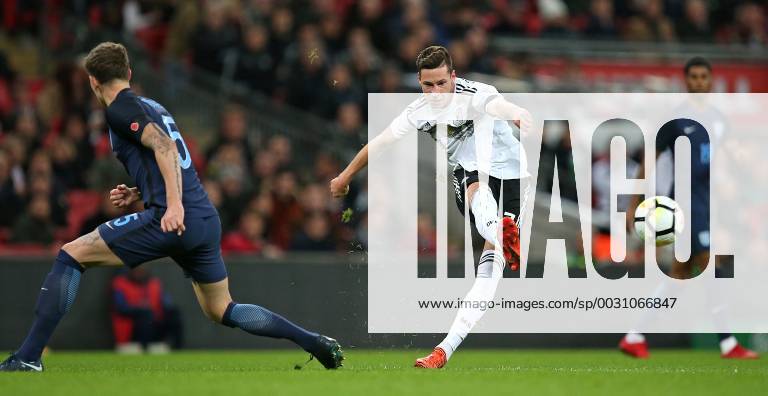 Fussball Länderspiel, England - Deutschland, in Wembley National Stadium London. v.l. John Stones (England) gegen Julian Draxler (Deutschland)