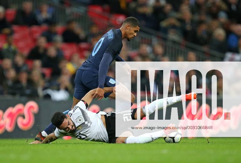 Fussball Länderspiel, England - Deutschland, in Wembley National Stadium London. v.l. Ilkay Gündogan (Deutschland) gegen Ruben Loftus-Cheek (England)